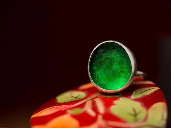 Χειροποίητο Ασημένιο Μεγάλο Δαχτυλίδι με Πράσινη του Σμαραγδιού Παστίλια